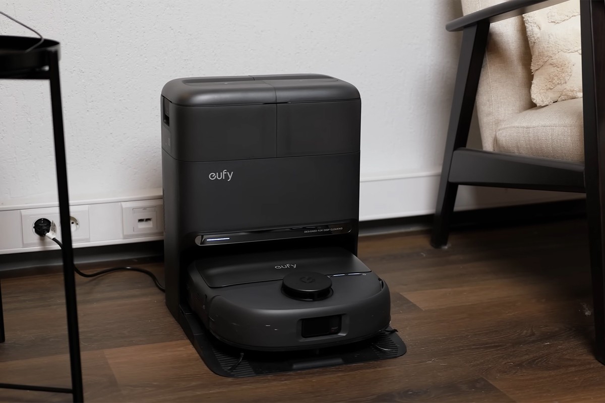Eufy C28 robotstofzuiger in het Omni-basisstation.