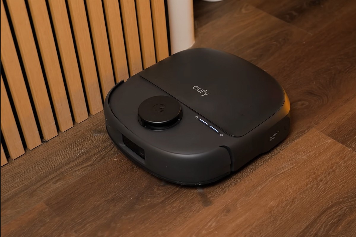 Eufy C28 robotstofzuiger in werking.