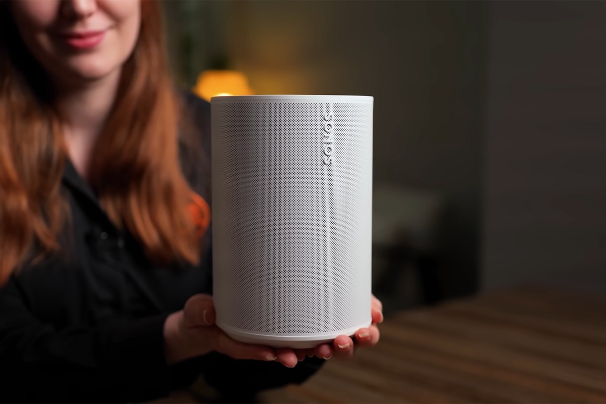 Persoon presenteert de Sonos Era 100 SL voor de camera.