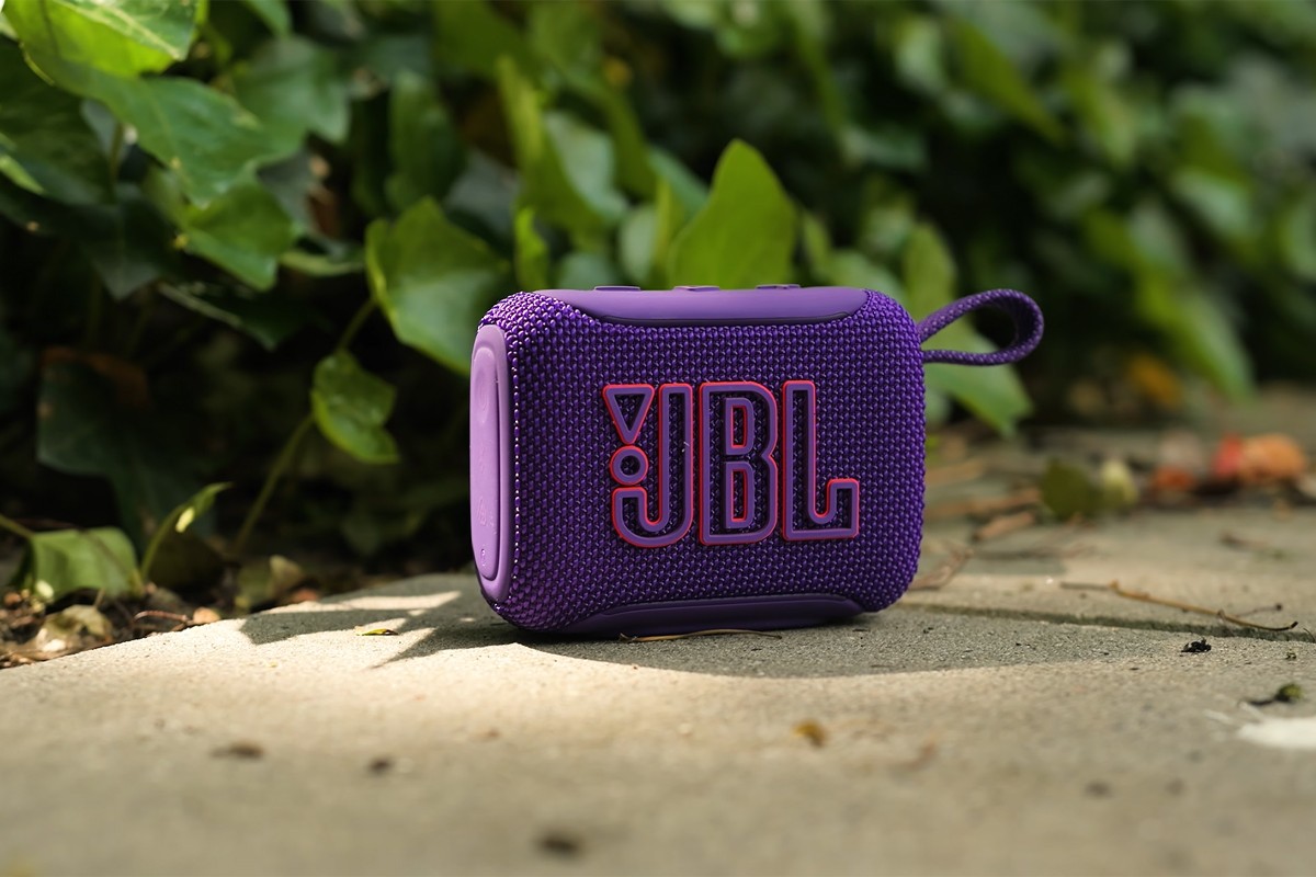 JBL GO 5 staat in de buitenlucht.