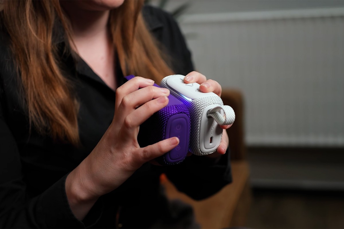 Persoon houdt twee JBL GO 5 speakers tegen elkaar.