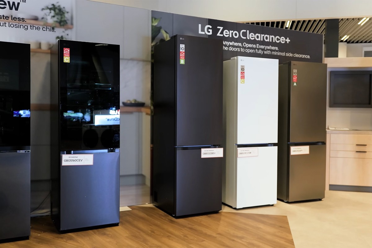 De LG GBBS322BEV staat te midden opgesteld in een showroom tussen andere LG-modellen.