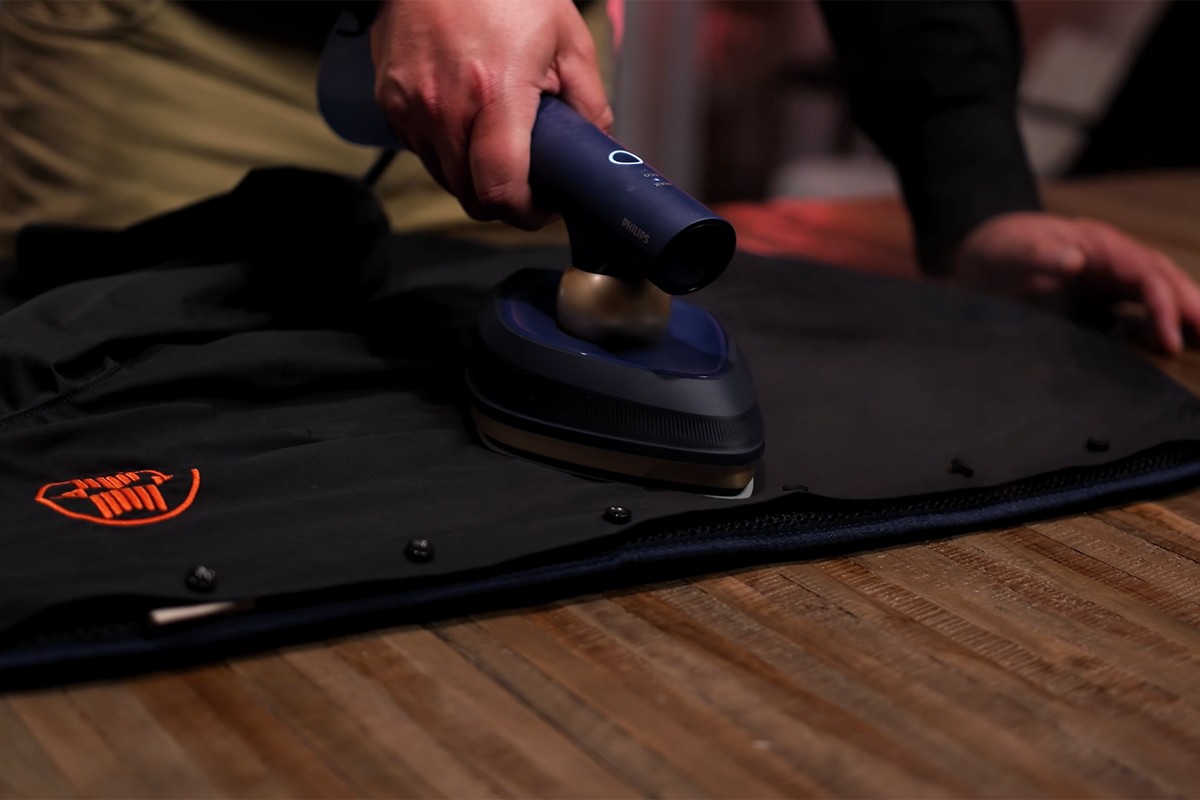 Expert blouseje wordt gestreken op de Style Mat.