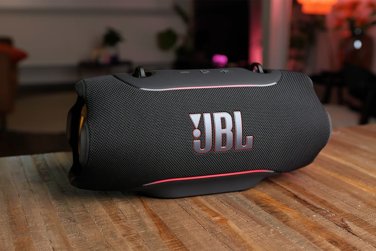 JBL Xtreme 5 op een tafel.