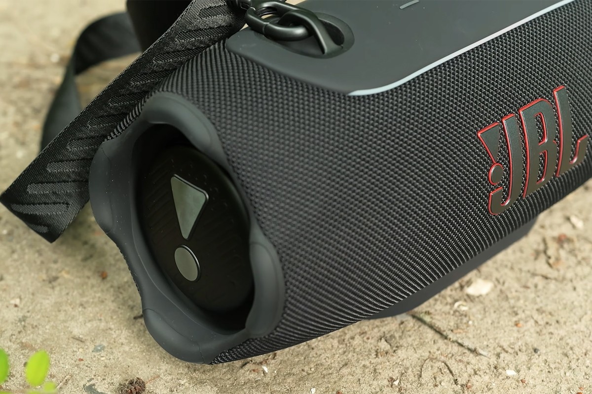 Close up van de woofer van de JBL Xtreme 5 in de buitenlucht.