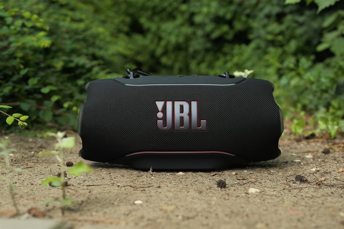 JBL Xtreme 5 in de buitenlucht.