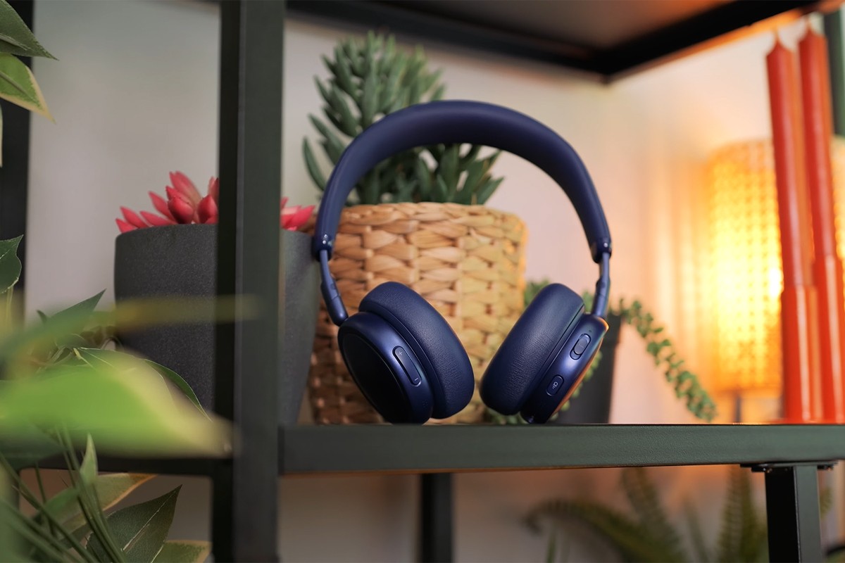 JBL Live 680 in een kast.