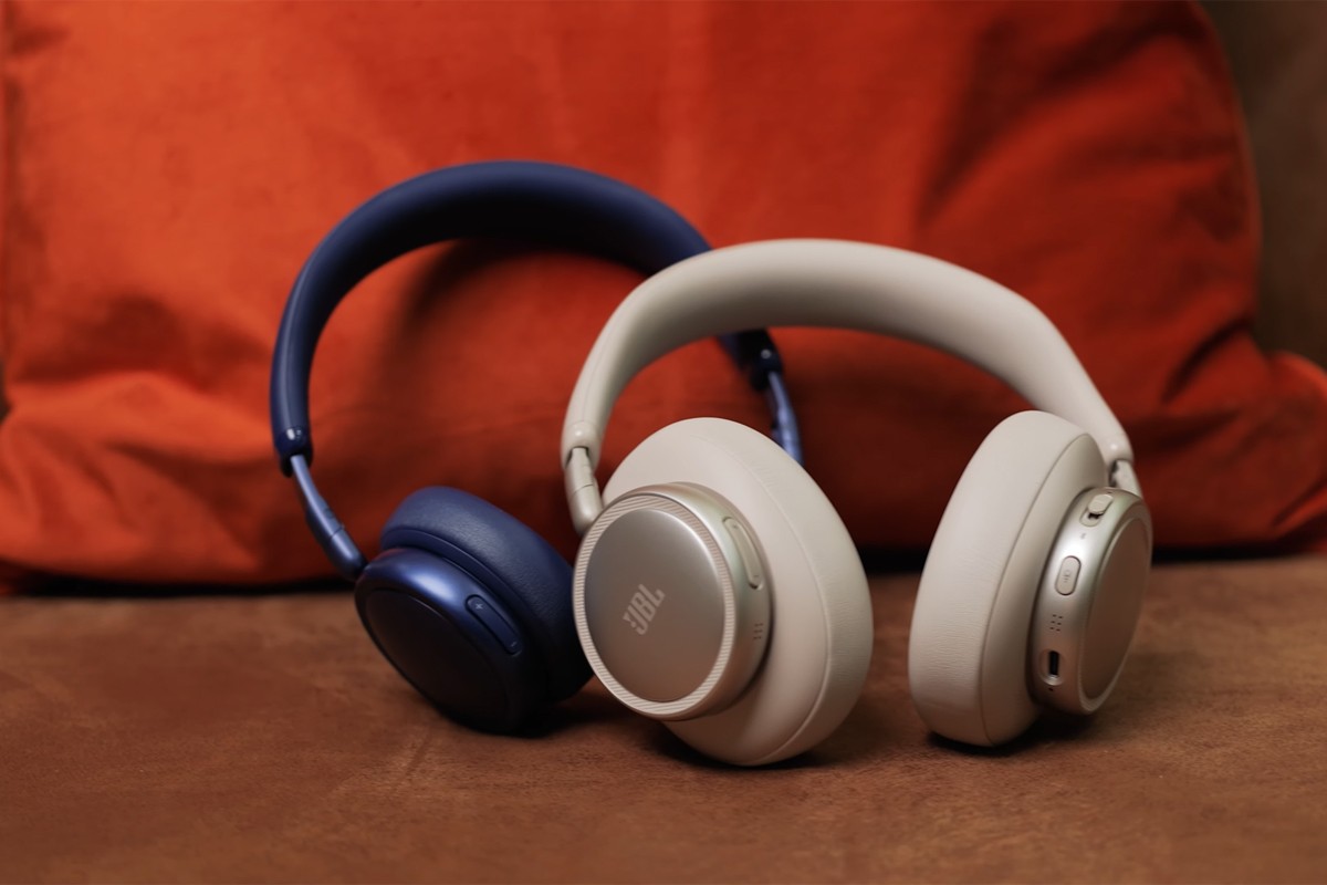 JBL Live 680 & Live 780 liggend op de bank.