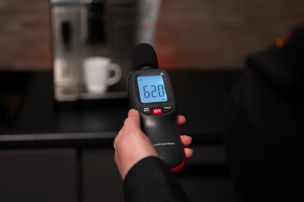 Geluidsmeter geeft 62.0 decibel aan.