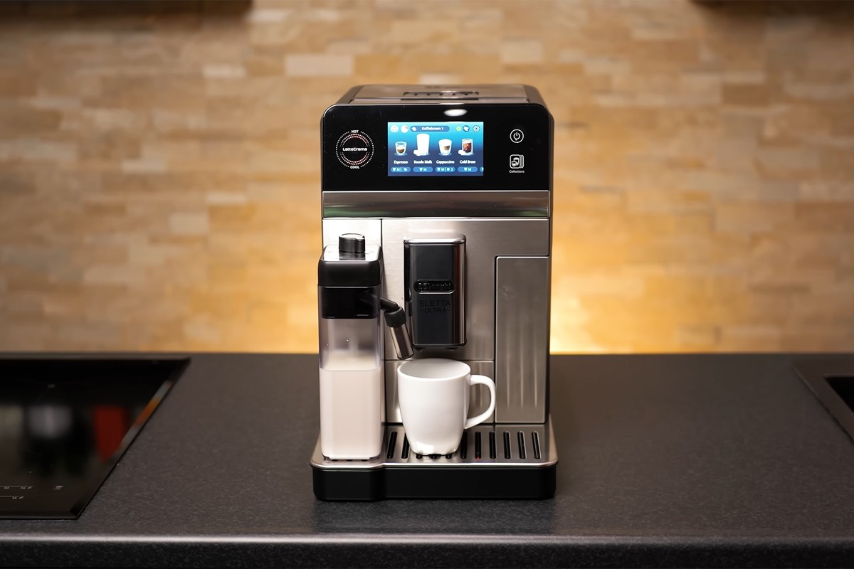 DeLonghi Eletta Ultra op een aanrecht.