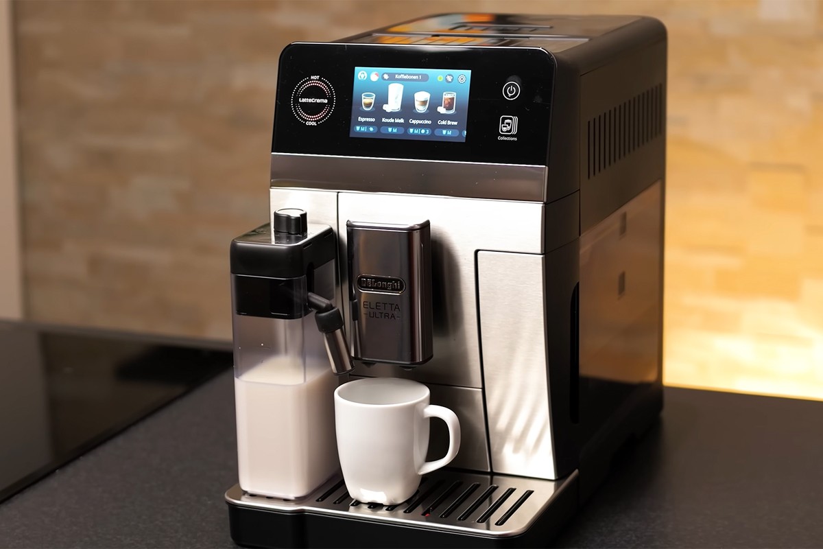 DeLonghi Eletta Ultra op een aanrecht in een keuken.
