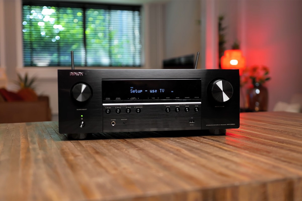 Denon AVR-receiver op een tafel in de woonkamer.