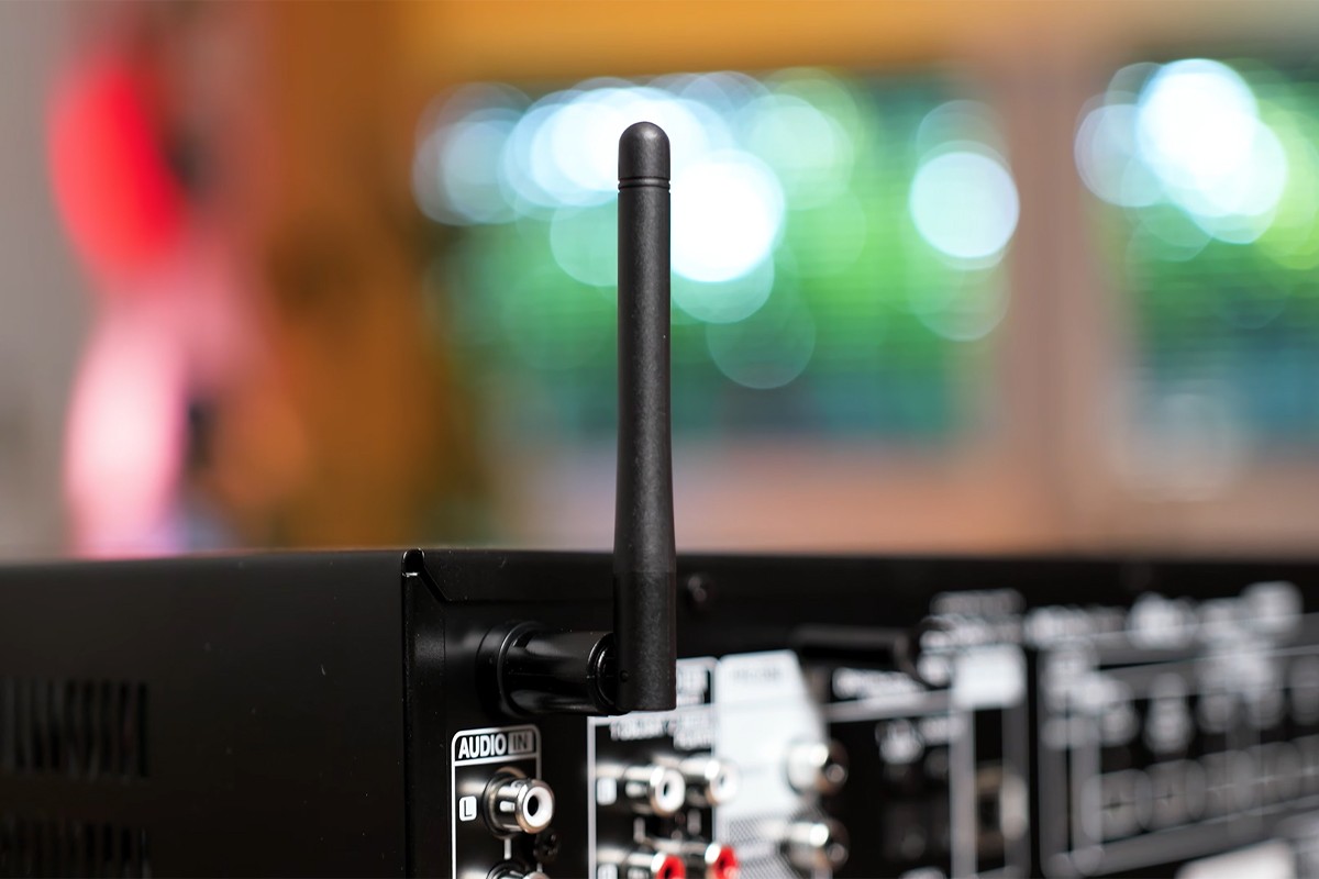 Close-up van de antenne van de Denon AVR-receiver.