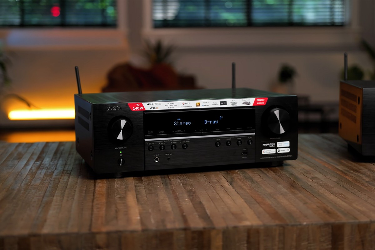 Denon AVR-receiver op een tafel in de woonkamer.