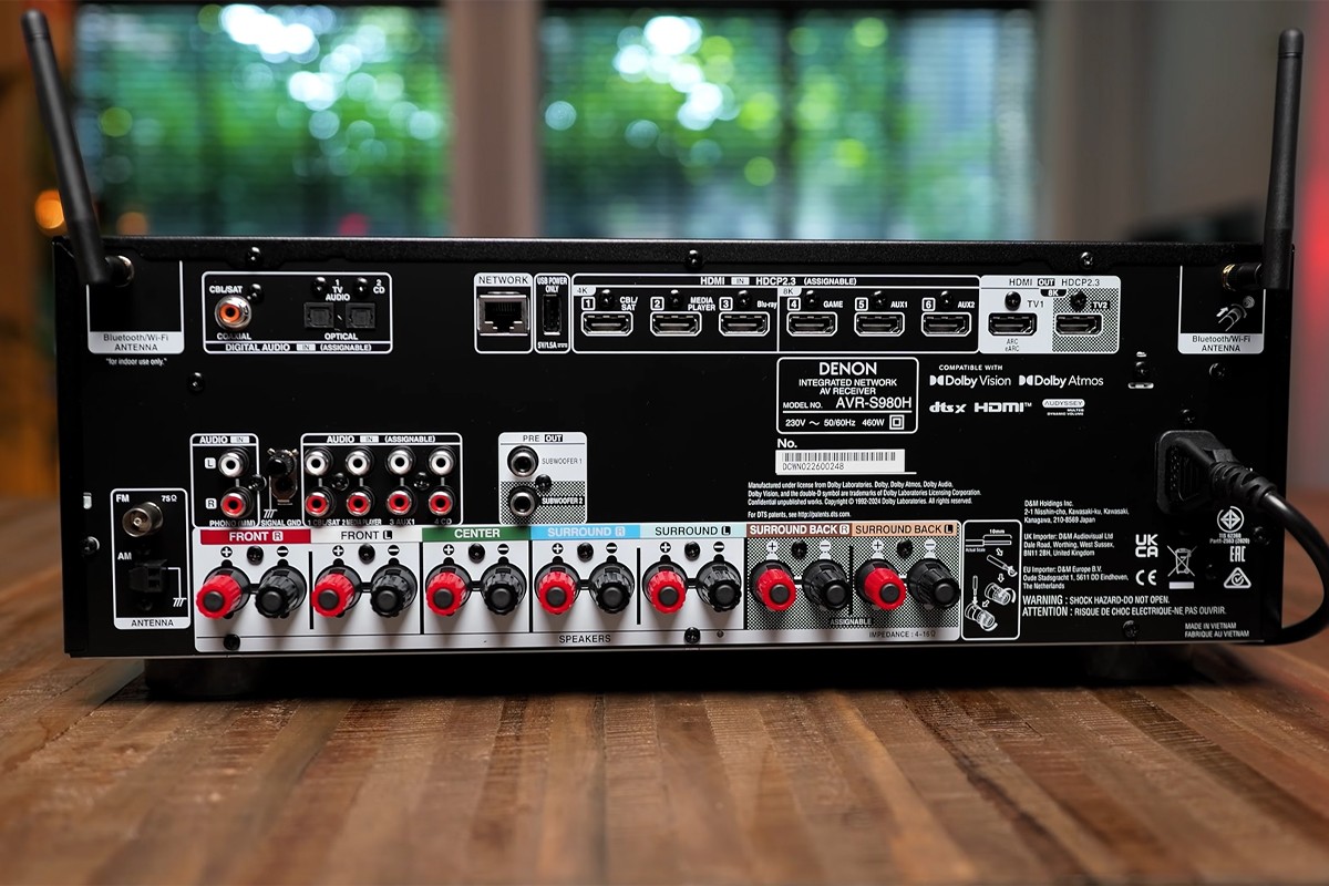 Achterkant van de Denon AVR-receiver met talloze aansluitingen.