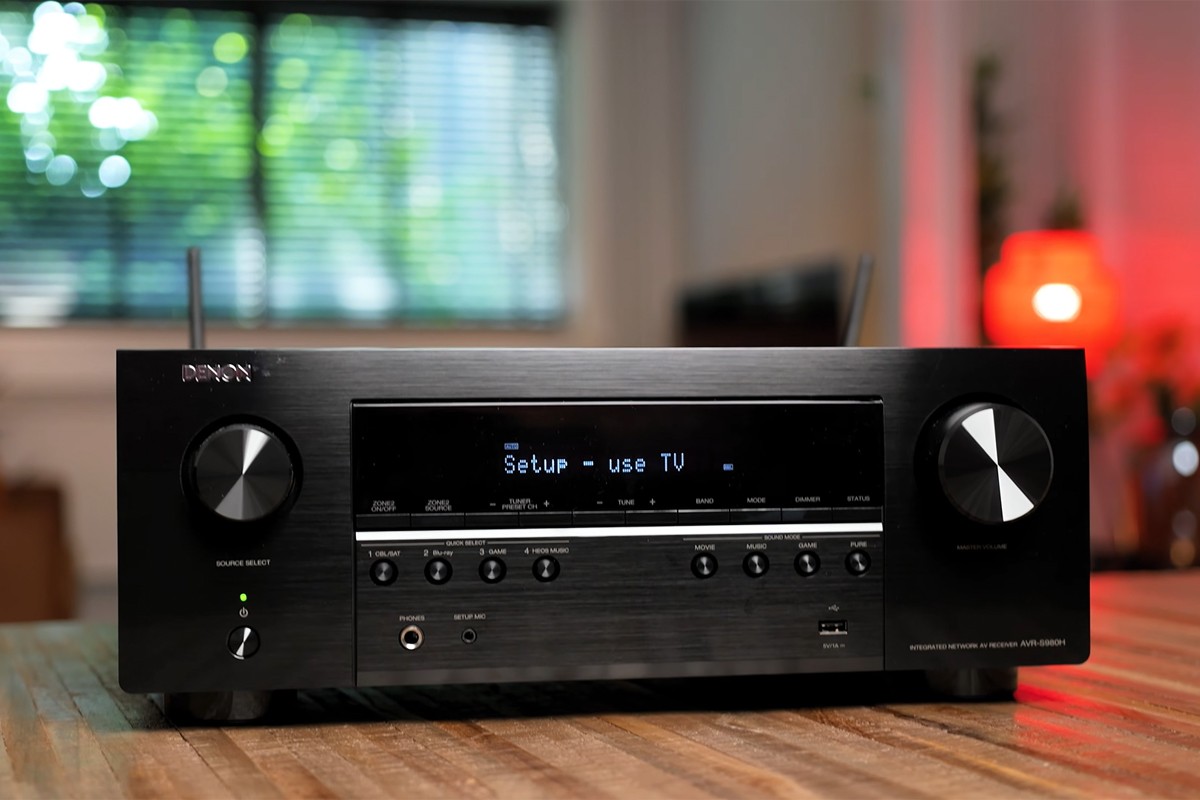 Denon AVR-receiver op een tafel in de woonkamer.