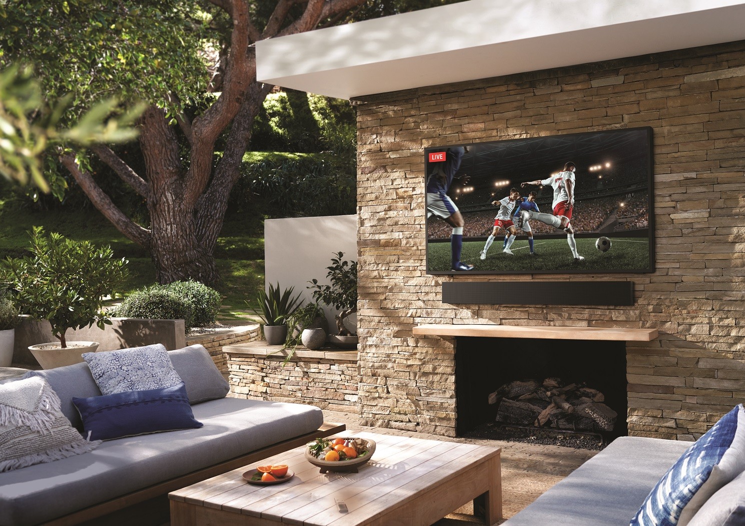 Samsung The Terrace outdoor tv op een terras