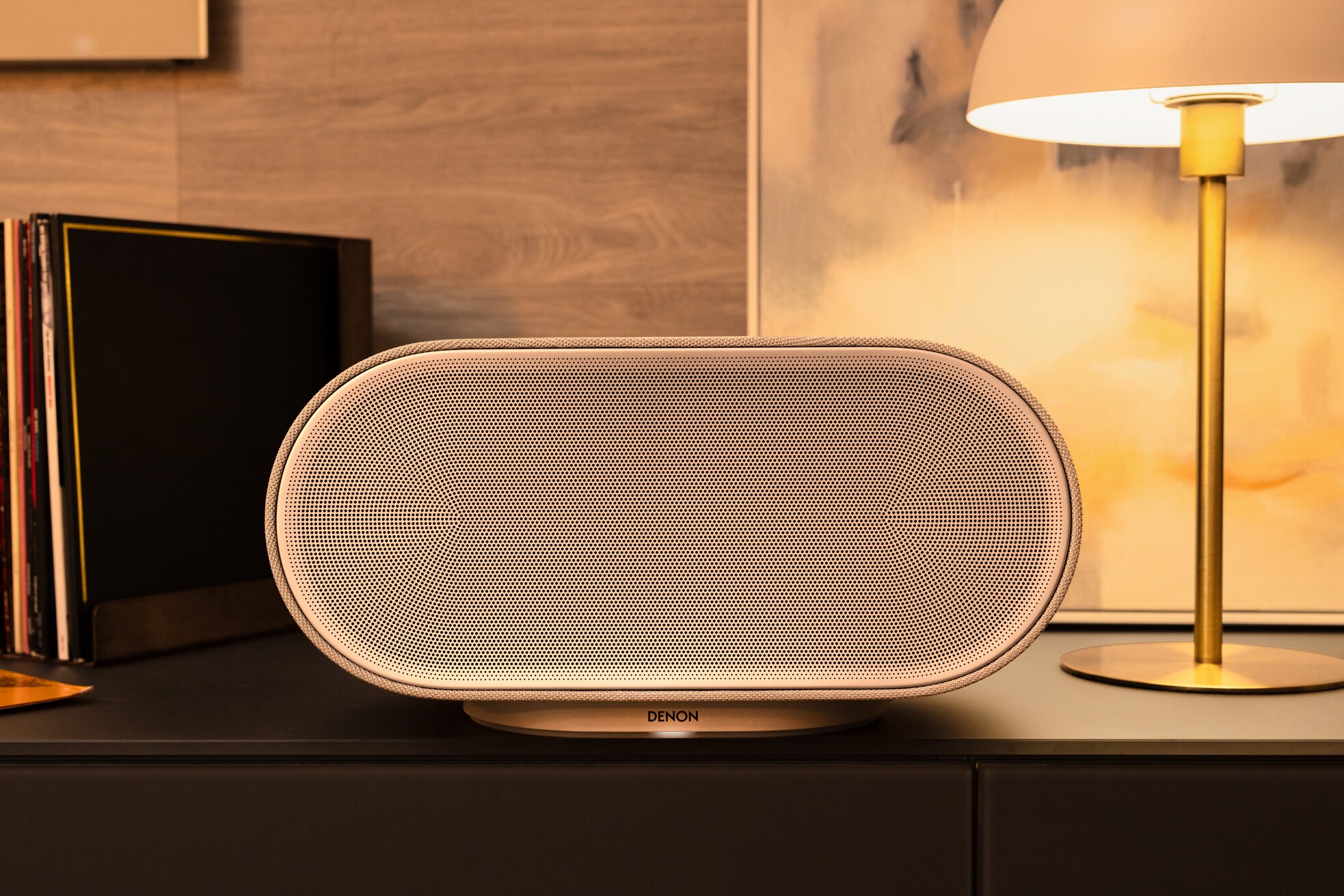Denon Home 600 draadloze speaker in een licht interieur