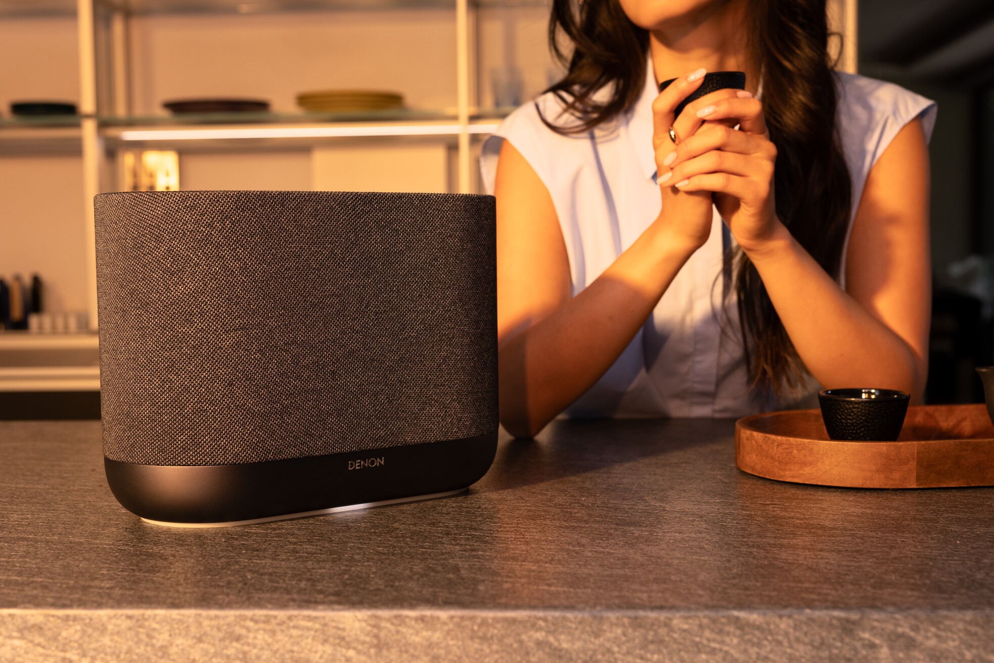 Denon Home 400 draadloze speaker in een woonkamer