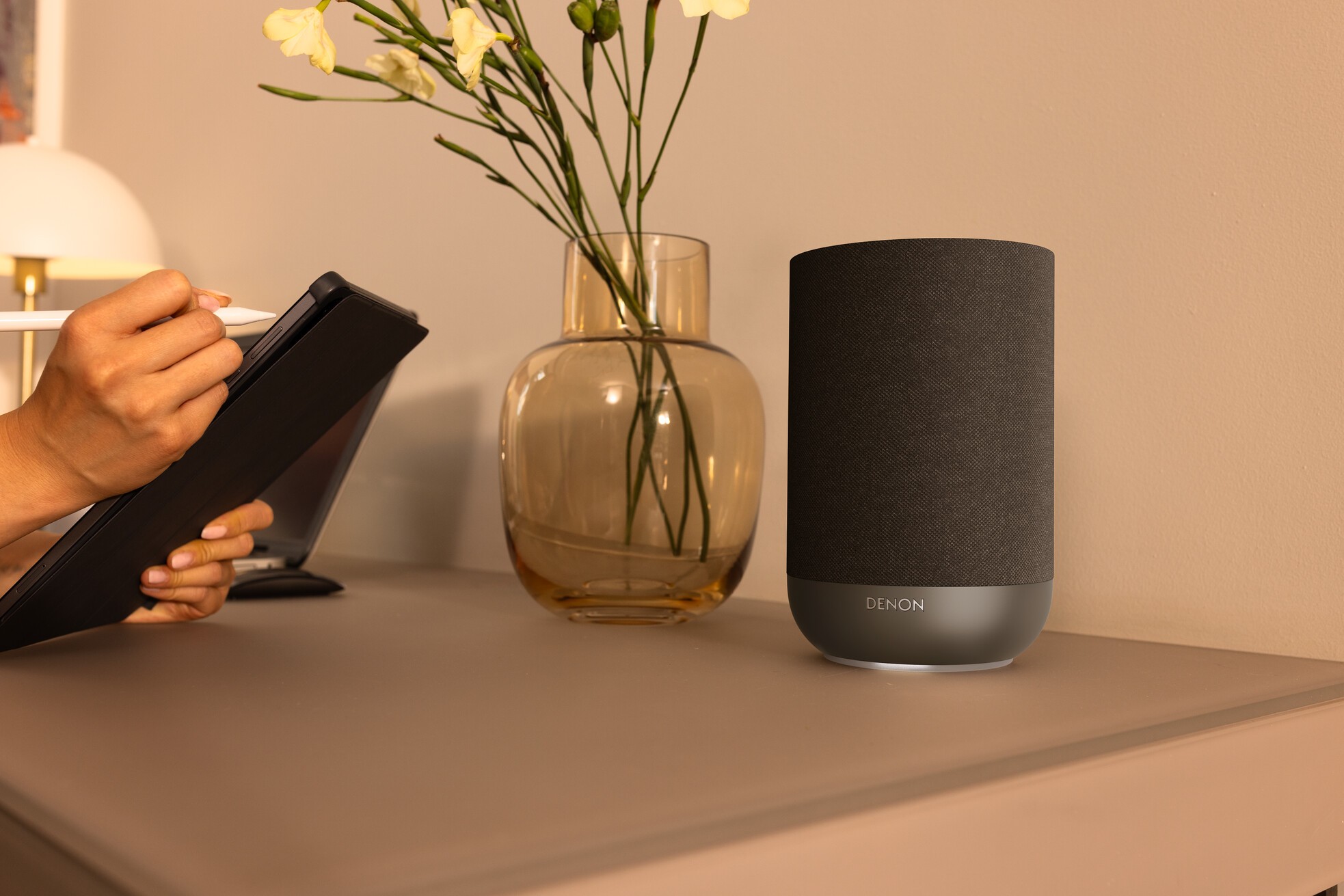 Denon Home 200 draadloze speaker in een interieur